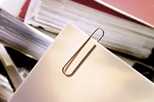 Office Supply Drucke: Paperclip, paper clips in front of a stack of files