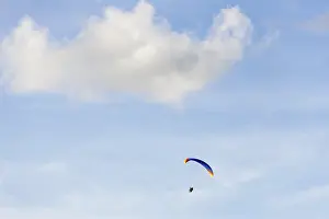 Extreme Sport Germany Drucke: Paraglider in front of cloudy sky