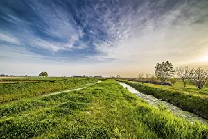 Rural Agriculture Photography Drucke: Two parallel irrigation canals run through the fields in the countryside of Romagna