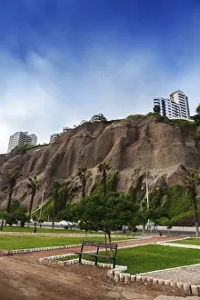Peru Travel Photography Drucke: Park in front of the cliffs in Lima, Peru