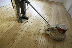 Parquet Floor Restoration Drucke: A parquet floor is sanded and oiled