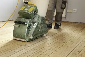 Handicraft Worker Drucke: A parquet floor is sanded and oiled