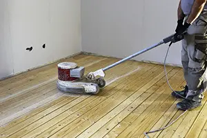 Parquet Floor Restoration Drucke: A parquet floor is sanded and oiled