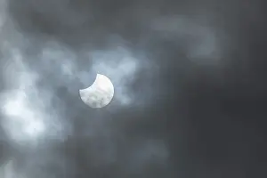 Natural Phenomenon In Europe Drucke: Partial solar eclipse visible in Europe on October 25
