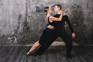 Couple Dance Drucke: Partners looking each other during dance