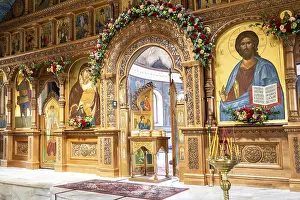 Traditional Russian Pastry Drucke: Paschal Artos (Easter bread) in front of opened royal doors