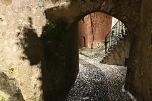 Gerahmter Druck : Passage in Malcesine bei Nacht. Gerahmter Druck : Passage in Malcesine bei Nacht.