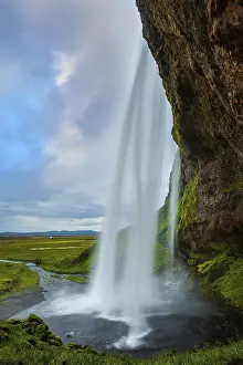 Seljalandsfoss Waterfall Drucke: The passage between waterfall and rock