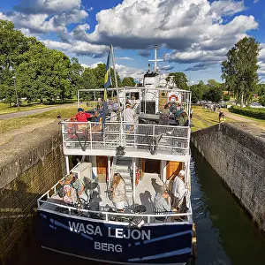 Scandinavian Cruise Liner Drucke: Passenger ship, excursion vessel Wasa Lejon in lock