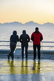 Northern Europe Ocean Views Drucke: Passengers looking over the ocean