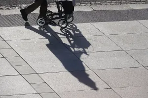 Winter Scene Drucke: Passers-by with rollator, shadow