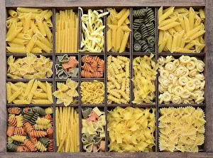Italian Pasta Types Drucke: Pasta, various types of pasta in a type case
