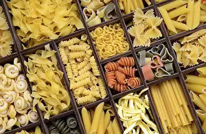 Italian Pasta Types Drucke: Pasta, various types of pasta in a type case