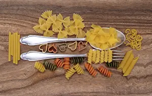 Diverse Pasta Types Drucke: Pasta, various various types of pasta with silverware