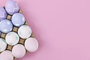 Christian Tradition Drucke: Pastel colored easter eggs in box on pink background with copy space