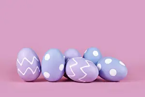 Christian Tradition Drucke: Pastel colored Easter eggs on pink background with copy space