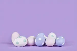 Easter Eggs Drucke: Pastel colored easter eggs on violet background with copy space