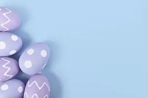 Easter Celebration Images Drucke: Pastel colored painted easter eggs on side of blue background with copy space