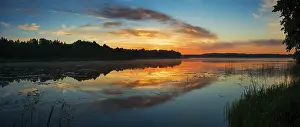 Drucke von Ein idyllischer Landschaftsausschnitt mit dramatischem Himmel am Ufer eines Sees in Weißrussland Weißrussland Drucke: Landschaftliche Szenerie mit dramatischem Himmel am Seeufer in Weißrussland