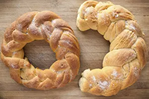 Empty Plate Desserts Drucke: Pastry in the shape of a braid from dough