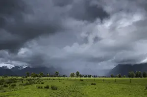Cloudy Rural Landscape Drucke: Pastures with storm clouds and rain