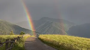 Deserted Mountain Paths Drucke: A path in the Alps leads through two rainbows