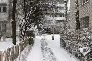 Eastern European Landscape Photography Drucke: Path between blocks of flats in winter