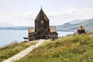 Bilder Datiert 13. Juli 2024: Der Weg zu den Kirchen in Sevanavank Sevan Kloster