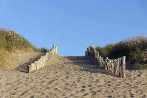 No People On The Beach Drucke: Path through dunes, beach access