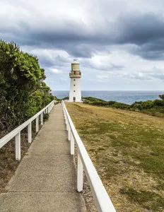 Great Ocean Road Drucke: The path to the lighthouse is fenced with a railing
