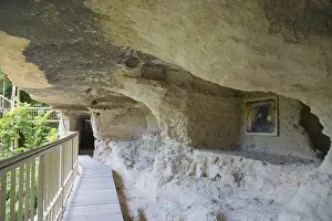 Limestone Stack Landscape Drucke: Path with railing leads to a cave dwelling surrounded by vegetation