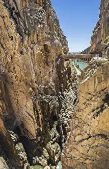 Drucke von Weg entlang steiler Klippen, Felsen und Bergfluss in Spanien Fluss Drucke: Weg entlang steiler Klippen, Felsen und Bergfluss in Spanien.