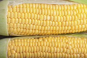 Whole Grain Food Images Drucke: Pattern of Fresh yellow sweet corn on the table