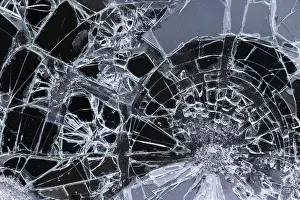 Drucke von Muster eines zerschellten Fensterscheibens, Glas ist gesplittert, Fensterscheibe zerbrochen, Nahansicht, Portbail, Cotentin, Manche, Normandie, Frankreich Manche Drucke: Muster eines zerschlagenen Fensterscheibens.