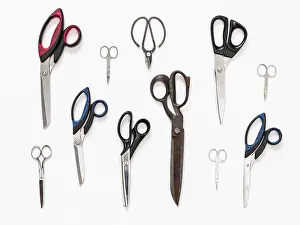Text Free Space Design Drucke: Pattern from various scissors on white background