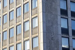 Bilder Datiert 10. März 2024: Muster und Strukturen auf der Fassade eines Hochhauses mit reflektierenden Fenstern Muster