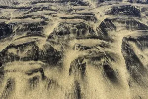 Deserted Sandy Coast Drucke: Patterns, structures in the sand on the sandy beach