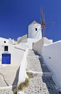 Greek Island Architecture Style Drucke: Paved path to a windmill in Oia