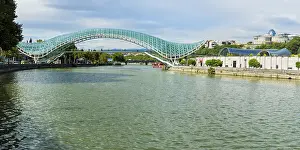 Gerahmter Druck : Friedensbrücke über dem Mtkvari-Fluss. Gerahmter Druck : Friedensbrücke über dem Mtkvari-Fluss.