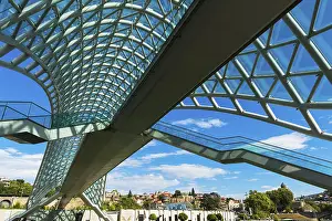 Drucke von Friedensbrücke über dem Mtkvari-Fluss, Architekt Michele de Lucci, Tiflis, Georgien Tiflis Drucke: Friedensbrücke über den Mtkvari-Fluss.