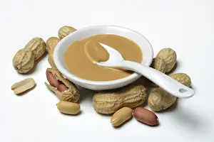Healthy Legumes Drucke: Peanut puree in shell and peanuts, Germany