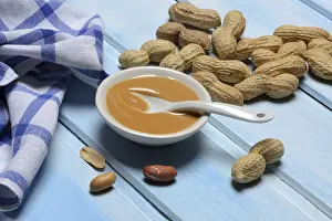 Studio Shot Peanuts Drucke: Peanut puree in shell and peanuts, Germany