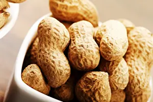 Studio Shot Of Peanuts Drucke: Peanuts in white dishes