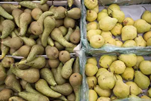Appetizing Food Images Drucke: Pears on the counter in the store