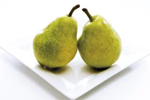 Fresh Pears Drucke: Pears on a plate
