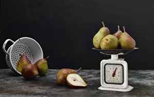 Studio Environment Food Photography Drucke: Pears on a scale