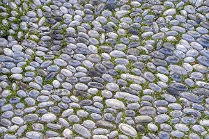 Deserted City Street Scene Drucke: Pebble paving, background, texture