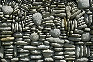 Southeast Asian Artwork Drucke: Pebbles artfully piled on top of each other as a wall