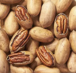 Appetizing Food Images Drucke: Pecans in the background, close-up