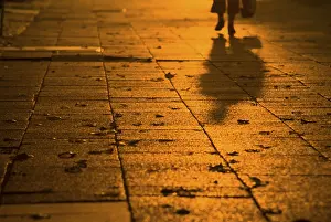 Berlin Evening Atmosphere Drucke: Pedestrian, shadow in the twilight